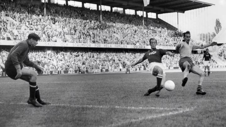 GOTEBORG, SWEDEN - JUNE 19: Swedish forward Kurt Hamrin (R) battles for the ball with a Soviet defender in front of goalkeeper Lev Yashin (L) during the World Cup quarterfinal soccer match between Sweden and the USSR 19 June 1958 in Stockholm. Hamrin scored one goal to help Sweden beat the USSR 2-0. (Photo credit should read STAFF/AFP via Getty Images)