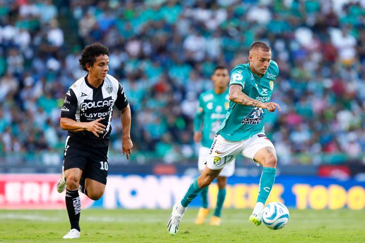 Nico Lopez in action for Leon against Necaxa