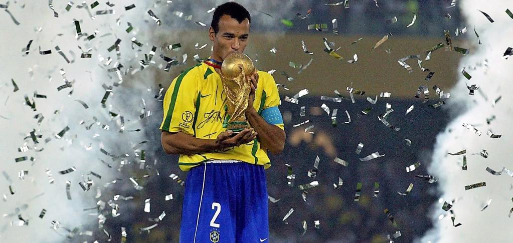 Cafu beija o troféu após a Seleção Brasileira se sagrar campeã da Copa do Mundo de 2002. (IMAGO/Super Express)