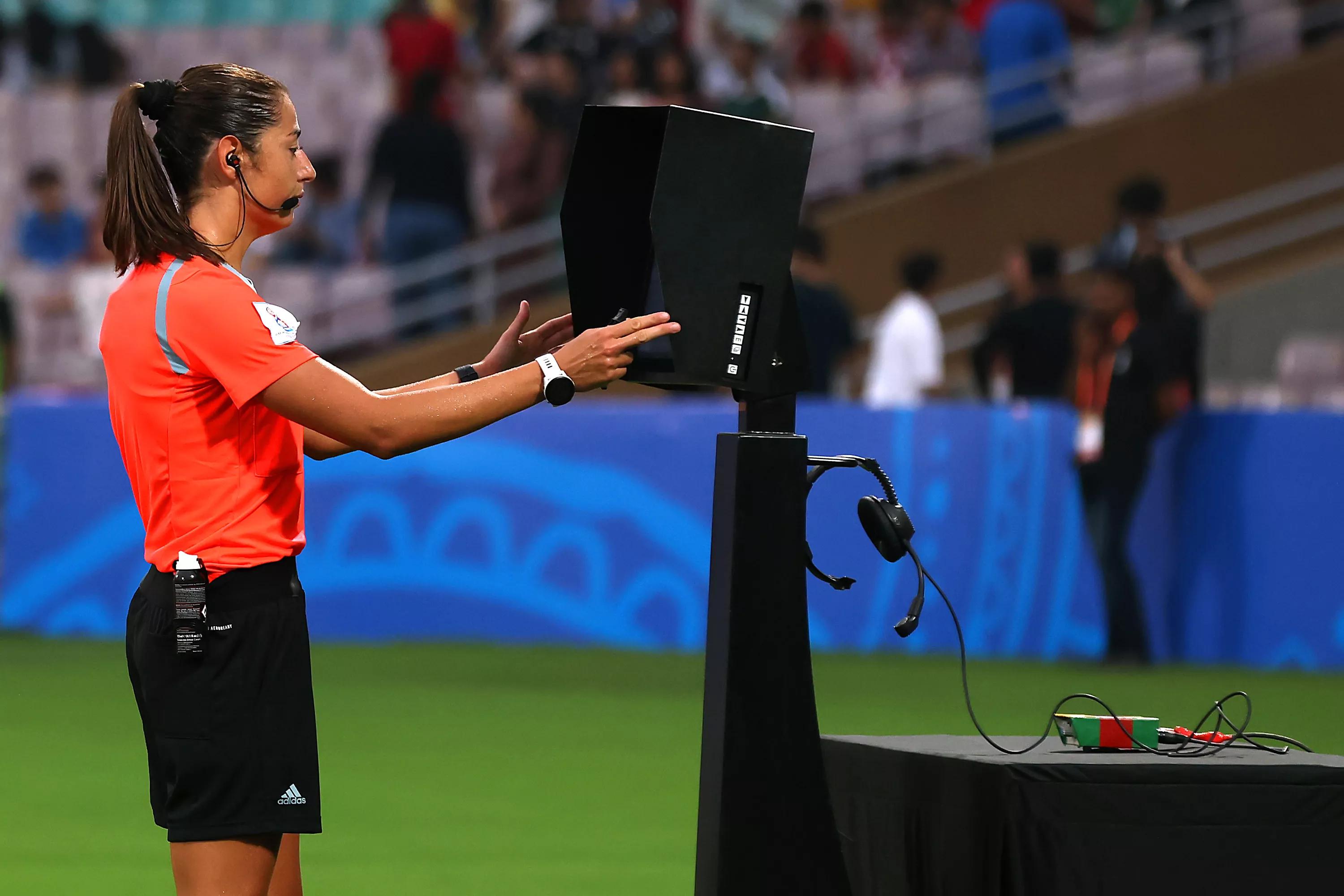 Participants of the FIFA U-20 Women’s World Cup™ informed about the use of football video assistance