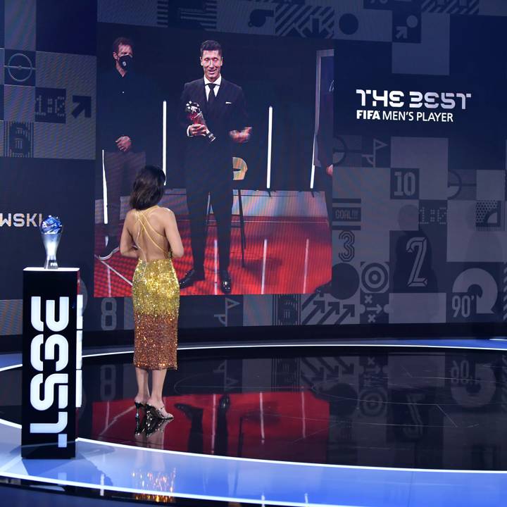 ZURICH, SWITZERLAND - JANUARY 17: FIFA President Gianni Infantino speaks with the Best FIFA Men’s Player 2021 award winner Robert Lewandowski during the Best FIFA Football Awards 2021 on January 17, 2022 in Zurich, Switzerland. (Photo by Harold Cunningham/FIFA)