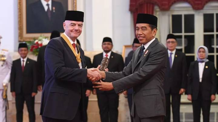 JAKARTA, INDONESIA - NOVEMBER 10: FIFA President Gianni Infantino during the awarding of Bintang Budaya Parama Dharma by President of the Republic of Indonesia Joko Widodo at the State Palace on November 10, 2023 n Jakarta, Indonesia. (Photo by Unknown)