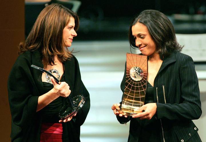 US football player Maria Hamm (L) speaks with Brazilian player Marta