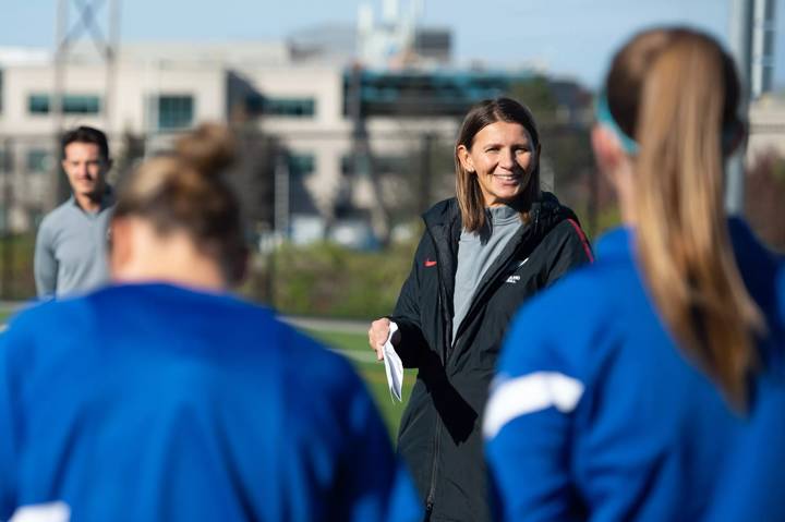 Jitka Klimková, la sélectionneuse de la Nouvelle-Zélande, souriante à l'entraînement