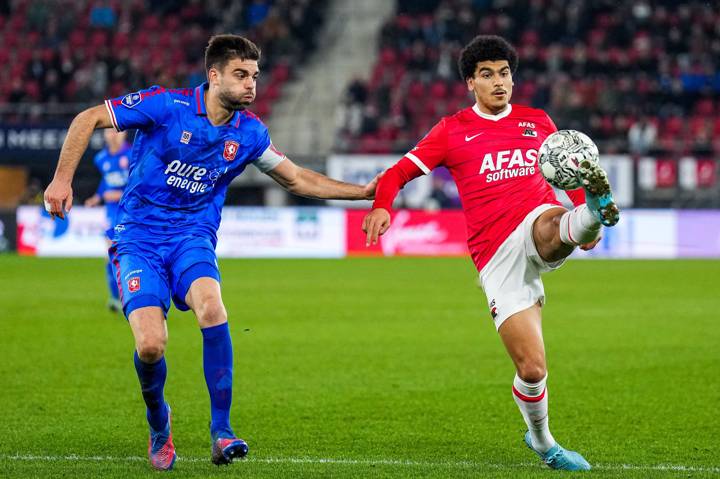 AZ Alkmaar’s Zakaria Aboukhlal controls the ball