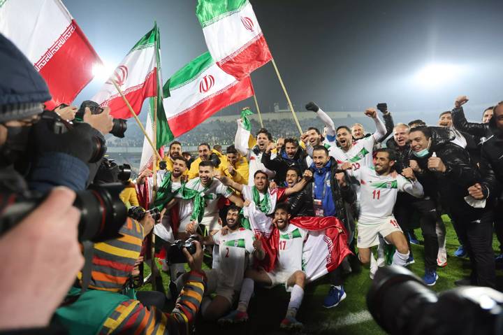  Iran's players celebrate with their fans after qualifying for the 2022 Qatar World Cup after their win against Iraq in the Asian Qualifiers football match at the Azadi Sports Complex in the capital Tehran, on January 27, 2022. (Photo by Atta KENARE / AFP) (Photo by ATTA KENARE/AFP via Getty Images)