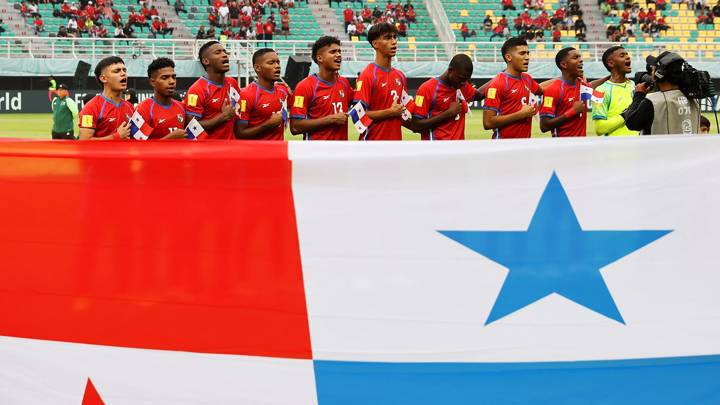 SURABAYA, INDONESIA - NOVEMBER 10: Players of Panama sing the national anthem prior to the FIFA U-17 World Cup Group A match between Panama and Morocco at Gelora Bung Tomo Stadium on November 10, 2023 in Surabaya, Indonesia. (Photo by Robertus Pudyanto - FIFA/FIFA via Getty Images)