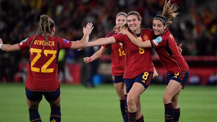 Spain's forward #08 Mariona Caldentey celebrates with teammates after scoring her team's second goal during the UEFA Women's Nations League final football match between Spain and France at the La Cartuja stadium in Seville, on February 28, 2024. (Photo by CRISTINA QUICLER / AFP) (Photo by CRISTINA QUICLER/AFP via Getty Images)