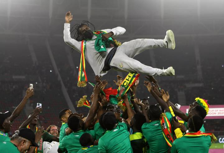 Senegal players launch Senegal coach Aliou Cissé into the air