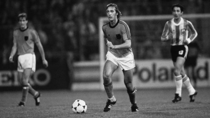 Johan Neeskens in action for Holland against Argentina in the FIFA 75th Anniversary match played at the Wankdorf Stadium in Berne, 22nd May 1979. (Photo by Bob Thomas Sports Photography via Getty Images)