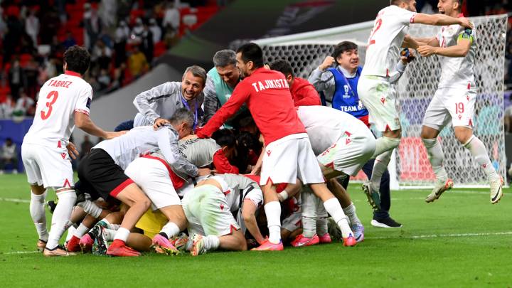 DOHA, QATAR - JANUARY 28: Tajikistan players and staff celebrate victory following the penalty shootout in the AFC Asian Cup Round of 16 match between Tajikistan and United Arab Emirates at Ahmad Bin Ali Stadium on January 28, 2024 in Doha, Qatar. (Photo by Adam Nurkiewicz/Getty Images)