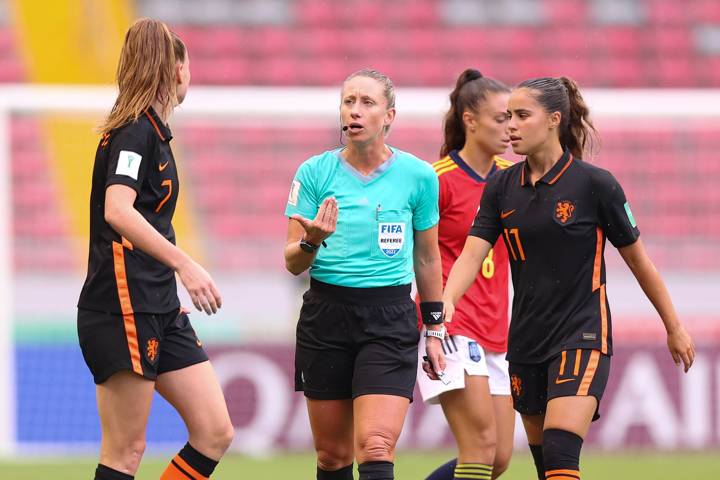 Referee Tori Penso speaks with Liz Rijsbergen of Netherlands (L) during a FIFA U-20 Women's World Cup Costa Rica 2022 Semi Final