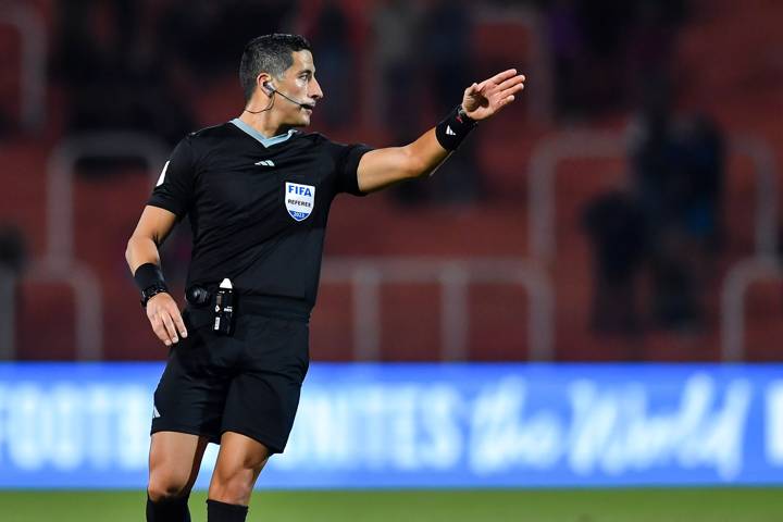  Referee Yael Falcon Perez gestures during the FIFA U-20 World Cup Argentina 2023