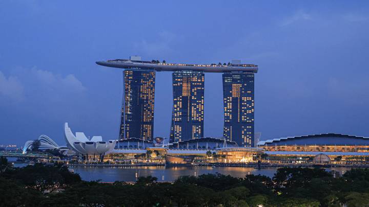 SINGAPORE, SINGAPORE - NOVEMBER 13: A general view of Singapore city skyline during a welcome reception at the National Gallery Singapore on Day 1 of the Commonwealth Games Federation General Assembly on November 13, 2023 in Singapore. (Photo by Annice Lyn/Getty Images for the Commonwealth Games Federation)