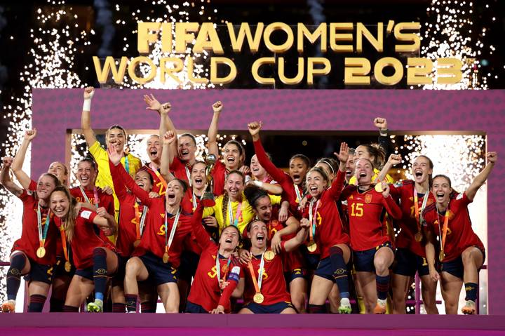 Spain and teammates celebrate with the FIFA Women's World Cup Trophy following victory in the FIFA Women's World Cup Australia & New Zealand 2023 Final match between Spain and England at Stadium Australia 