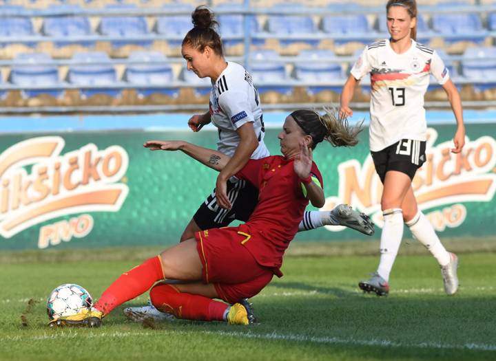 Sladjana Bulatovic fights for the ball with Lina Magull from Germany