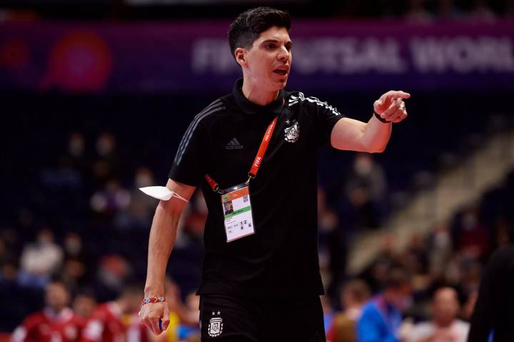 Head Coach Matias Lucuix of Argentina reacts during the FIFA Futsal World Cup 2021