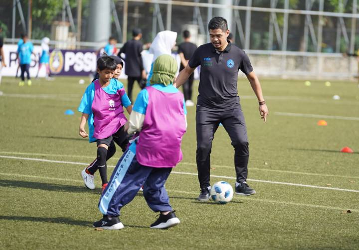 Indonesian legend Bambang Pamungkas with kids during the Football for Schools course in Jakarta.