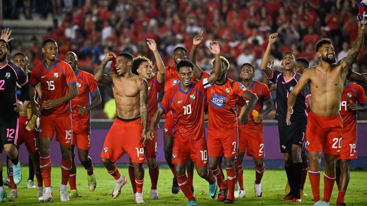 Panama's players celebrate their victory during the Concacaf Nations League quarterfinal second leg football match against Costa Rica at Rommel Fernandez Stadium in Panama City, on November 20, 2023. (Photo by ROBERTO CISNEROS / AFP) (Photo by ROBERTO CISNEROS/AFP via Getty Images)