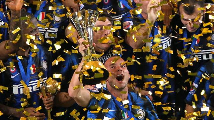 Inter Milan's Dutch midfielder Wesley Sneijder raises the trophy as he celebrates with teammates after winning the 2010 FIFA Club World Cup at Zayed Sports City in the Emirati capital Abu Dhabi on December 18, 2010. European champions Inter Milan won 3-0 over African champions TP Mazembe of the Democratic Republic of Congo. AFP PHOTO/MARWAN NAAMANI (Photo credit should read MARWAN NAAMANI/AFP via Getty Images)