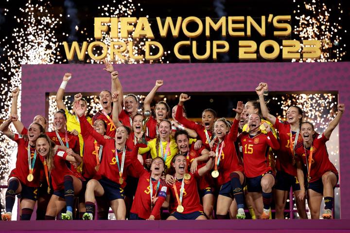 Ivana Andres of Spain and teammates celebrate with the FIFA Women's World Cup Trophy