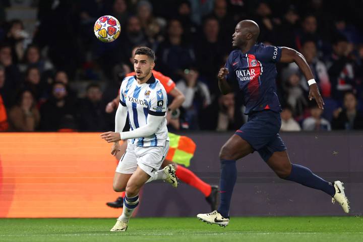 Real Sociedad's Portuguese forward #21 Andre Silva (L) fights for the ball with Paris Saint-Germain's Portuguese midfielder #15 Danilo Pereira during the UEFA Champions League round of 16 first leg