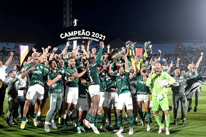 Felipe Melo of Palmeiras lifts the Champions Trophy of Copa CONMEBOL Libertadores