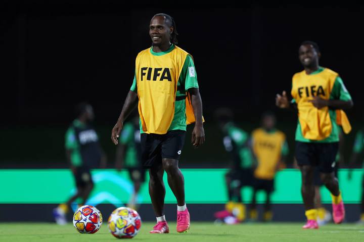 Bong Kalo of Vanuatu warms up