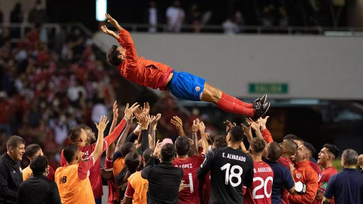 Costa Rica players celebrate their victory against the USA during their FIFA World Cup Qatar 2022 Concacaf qualifier match at the National Stadium in San Jose, on March 30, 2022. (Photo by Ezequiel BECERRA / AFP) (Photo by EZEQUIEL BECERRA/AFP via Getty Images)