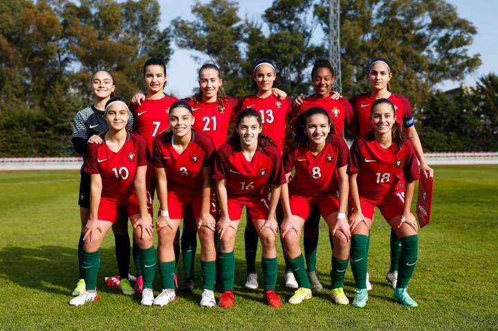 Malu Gaspar lines up with the Portugal U-16s