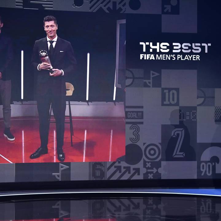 ZURICH, SWITZERLAND - JANUARY 17: FIFA President Gianni Infantino speaks with the Best FIFA Men’s Player 2021 award winner Robert Lewandowski during the Best FIFA Football Awards 2021 on January 17, 2022 in Zurich, Switzerland. (Photo by Harold Cunningham/FIFA)