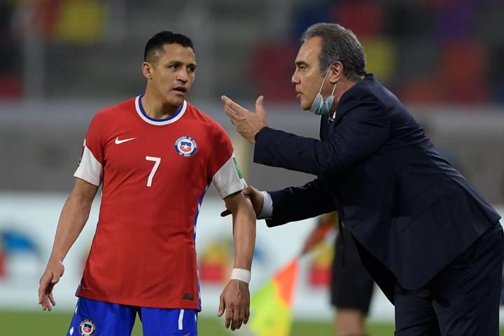 Martín Lasarte, Trainer von Chile, im Gespräch mit Alexis Sánchez von Chile während eines Spiels zwischen Argentinien und Chile im Rahmen der Südamerika-Qualifikation für Katar 2022.