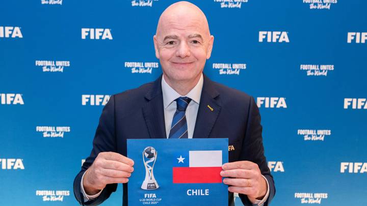 JEDDAH, SAUDI ARABIA - DECEMBER 17: FIFA President Gianni Infantino holds up a sign announcing Chile as the hosts for the FIFA U-20 World Cup 2025 during a FIFA Council Meeting on December 17, 2023 in Jeddah, Saudi Arabia. (Photo by Pascal Bitz/FIFA)