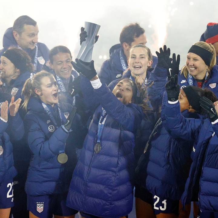 FRISCO, TEXAS - FEBRUARY 23: The United States celebrate after beating Iceland to win the 2022 SheBelieves Cup at Toyota Stadium on February 23, 2022 in Frisco, Texas. (Photo by Richard Rodriguez/Getty Images)