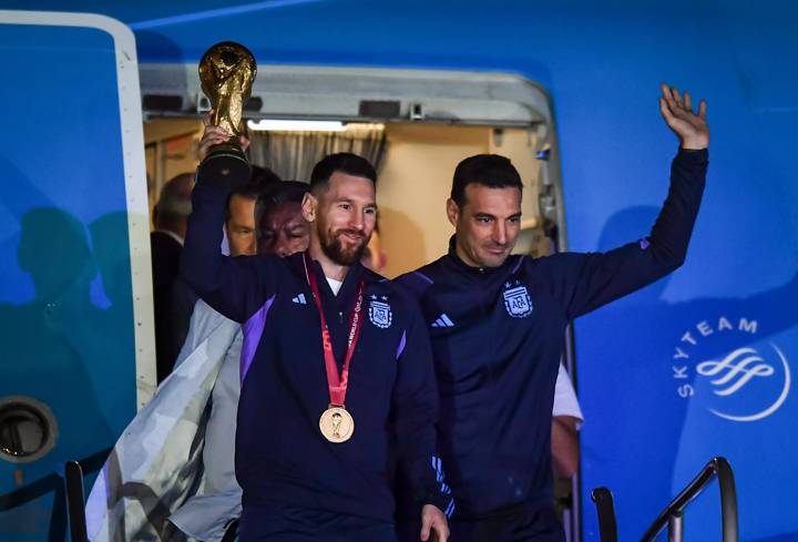 Lionel Messi of Argentina (L) and Lionel Scaloni (R) holds the FIFA World Cup