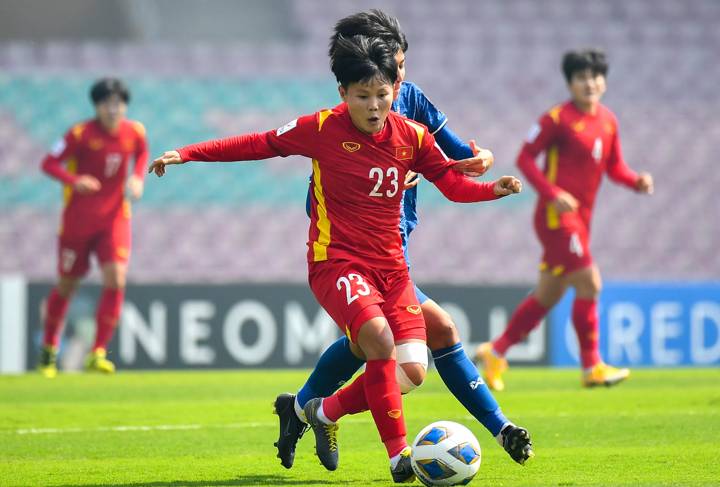 Vietnam midfielder Nguyen Thi Bich Thuy controls the ball against pressure by an opponent