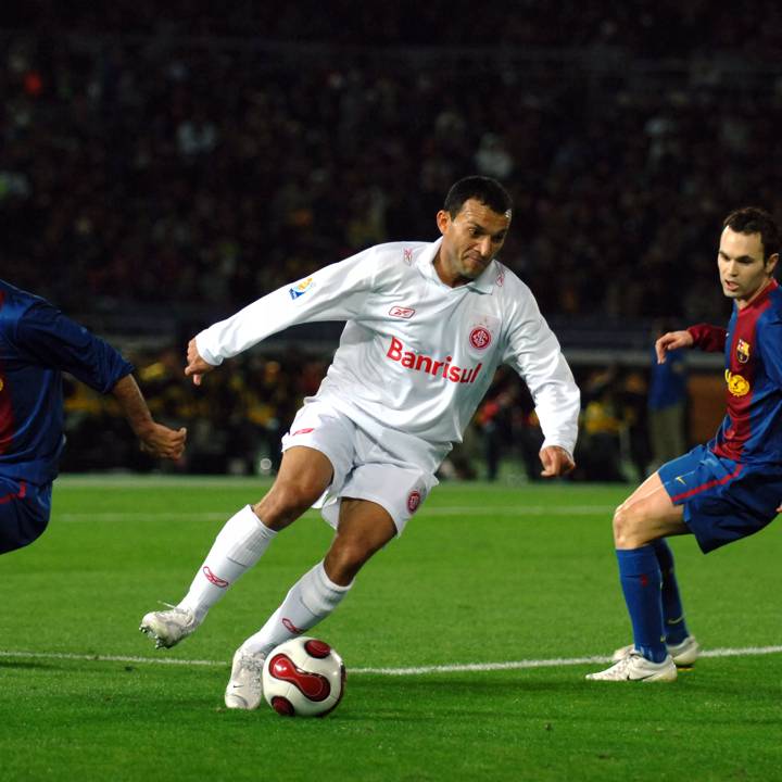 YOKOHAMA, JAPAN - DECEMBER 17: Iarley of Internacional controls the ball under pressure of Rafael Marquez and Andres Iniesta of Barcelona during the FIFA Club World Cup Final between Internacional and Barcelona at the International Stadium Yokohama on December 17, 2006 in Yokohama, Kanagawa, Japan. (Photo by Etsuo Hara/Getty Images)