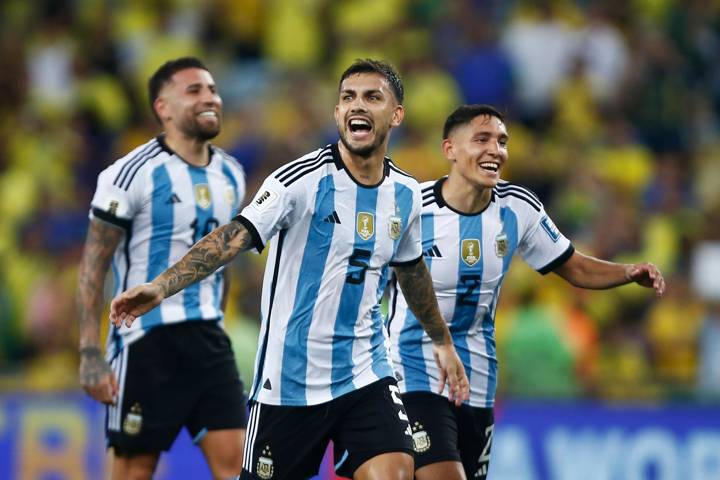 RIO DE JANEIRO, BRAZIL - NOVEMBER 21: Leandro Paredes of Argentina (C) and teammates celebrate after winning a FIFA World Cup 2026 Qualifier match between Brazil and Argentina at Maracana Stadium on November 21, 2023 in Rio de Janeiro, Brazil. (Photo by Wagner Meier/Getty Images)