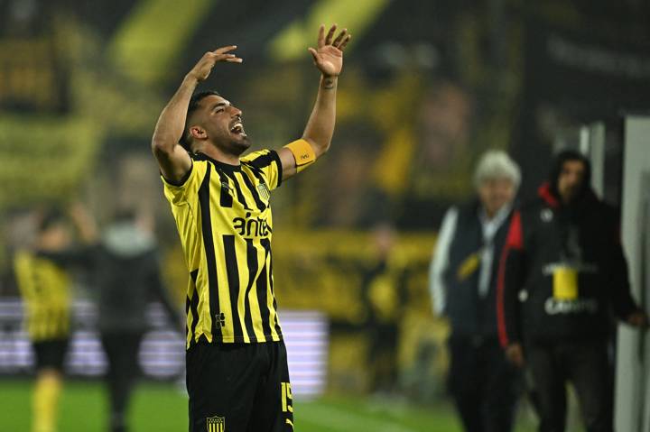 Penarol's defender Maximiliano Olivera celebrates