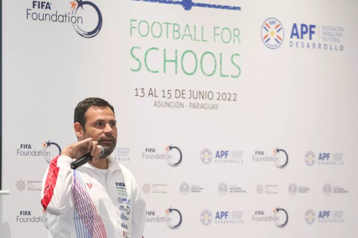 Former Paraguayan international Julio González addresses the participants during the FIFA Football For Schools workshop 