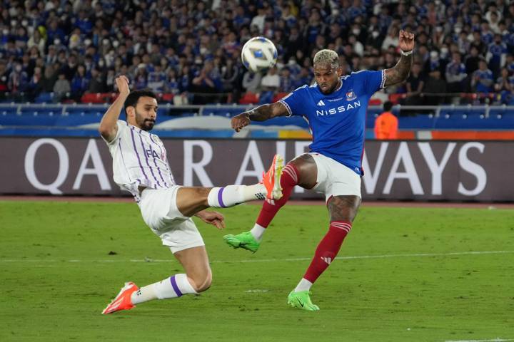 Anderson Lopes of Yokohama F.Marinos and Khalid Al-Hashemi of Al Ain compete for the ball 