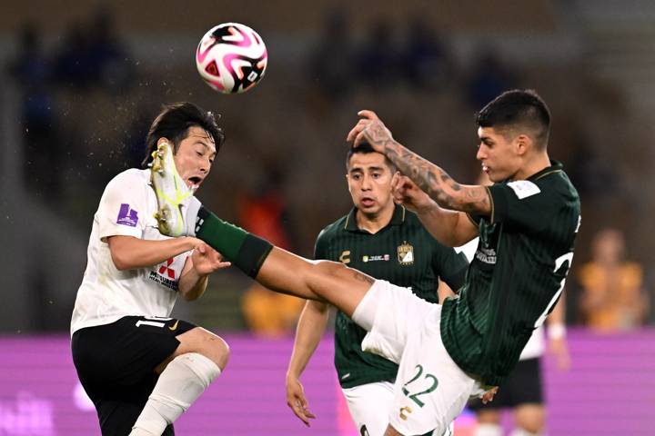 Shoya Nakajima of Urawa Reds is challenged by Adonis Frias of Club Leon 