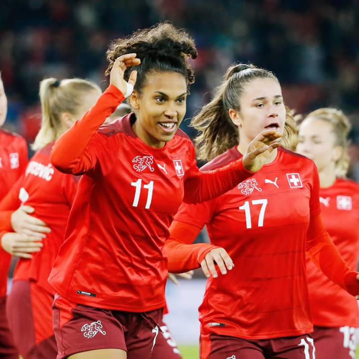 Foto Manuel Geisser 22.10.2021 Zürich : Letzigrund Stadion Zürich Saison 2021/2022 Herren Fussball Frauen WM Qualifikation Schweiz - Rumänien Torjubel Coumba Sow - Svenja Fölmli (Schweiz) *** Photo Manuel Geisser 22 10 2021 Zurich Letzigrund Stadion Zurich Season 2021 2022 Men Football Women World Cup Qualification Switzerland Romania Goal celebration Coumba Sow Svenja Fölmli Switzerland