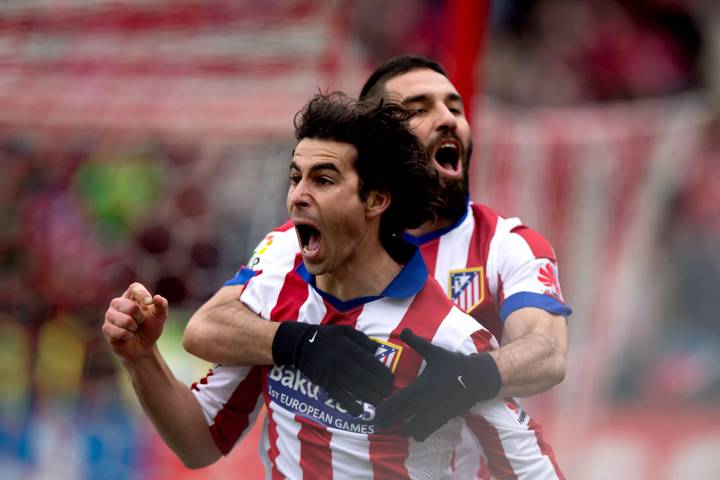 Tiago Mendes (L) of Atletico de Madrid celebrates scoring