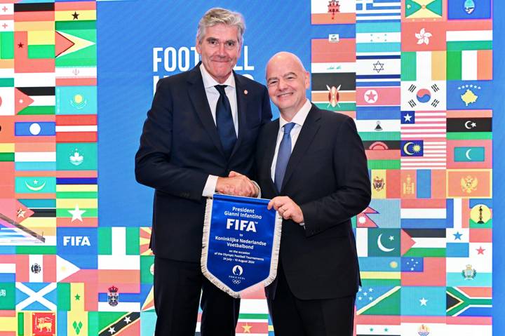 FIFA President Gianni Infantino and Royal Netherlands Football Association President Frank Paauw pose for a photo with a pennant