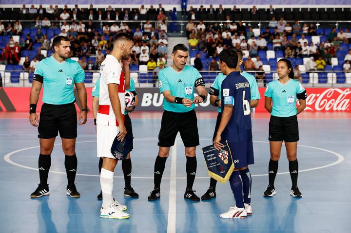 Referee, Cristian Espindola hosts the coin toss between Franco Jelovcic of Croatia and Jirawat Sornwichian of Thailand 