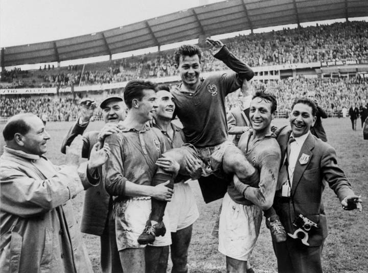 l'attaquant français Just Fontaine est porté en triomphe par ses coéquipiers Yvon Douis, André Lerond et Jean Vincent (de G à D) après avoir marqué 4 buts contre l'Allemagne, le 28 juin 1958 à Göteborg