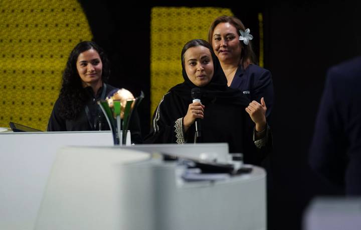 Lamia Bahaian, vice-Présidente de la Fédération Saoudienne de football, et Bayan Sadagah, capitaine de l'équipe nationale saoudienne.