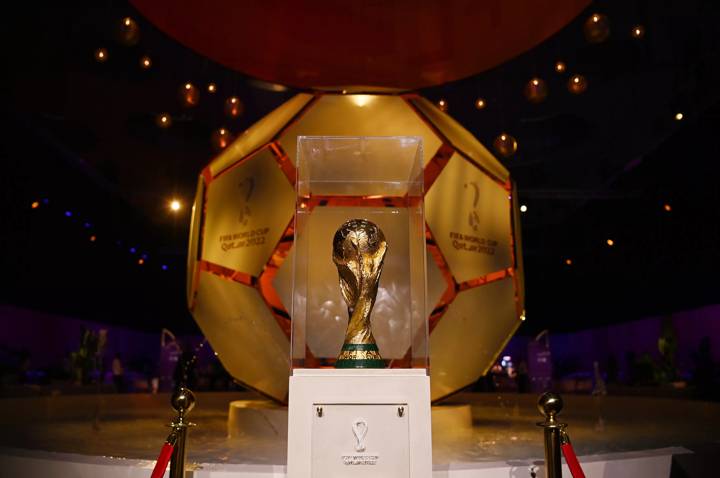 Le trophée de la Coupe du Monde avant le tirage