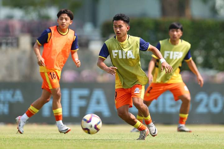 Jigdrel Wangchuk of Bhutan warms up 